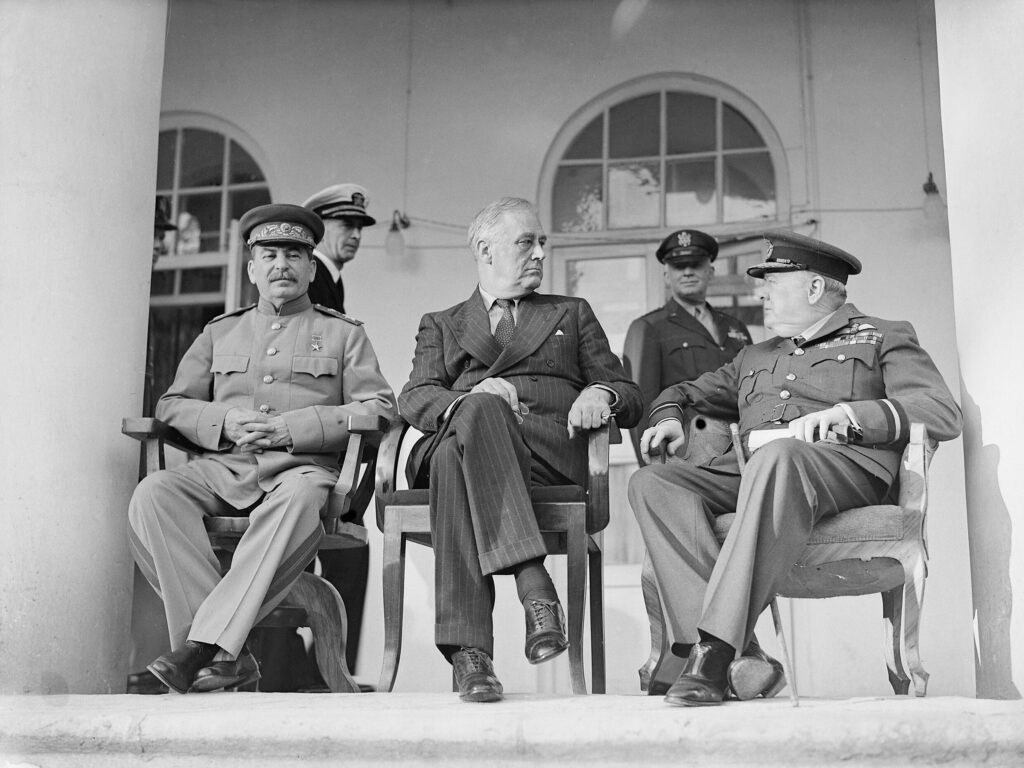 Józef Stalin, Franklin D. Roosevelt i Winston Churchill na werandzie radzieckiego poselstwa w Teheranie, Teheran 28 listopada – 1 grudnia 1943 r., autor: oficjalny fotograf Royal Navy, DP, Imperial War Museums (A 20710), źródło: https://www.iwm.org.uk/collections/item/object/205186827