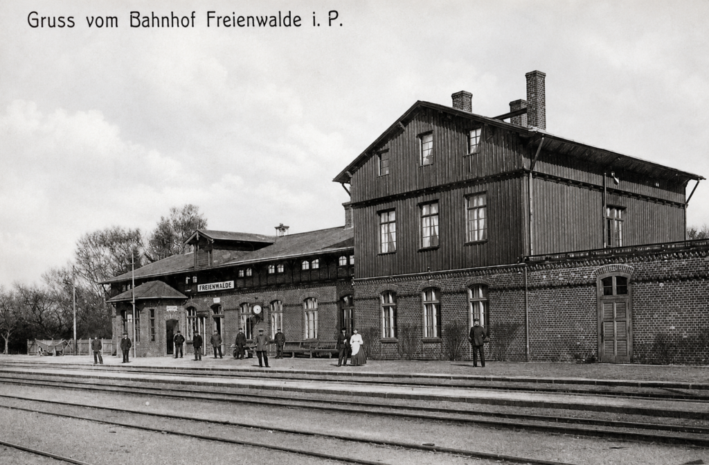 Chociwel (Freienwalde i. P.). Dworzec stacyjny o hybrydowej konstrukcji – ceglany parter i oszalowany deskami piętrowy ryzalit mieszkalny. Stan z początku XX wieku. Heimatkalender für Stargard und Kreis Saatzig 1927 (b.n.s.).