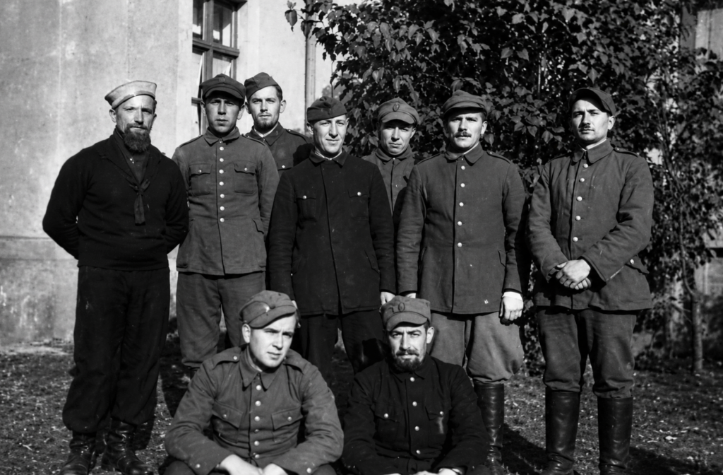 Grupa polskich jeńców z obozu Stalag II C z Greifswaldu/Gryfii, skierowanych do pracy w Szczecinie. Zdjęcie wykonano w 1941 r. (zdjęcie ze zbiorów Książnicy Pomorskiej w Szczecinie).