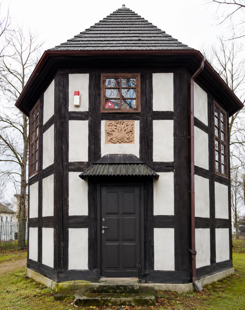 Kościół Chrystusa Króla w Wielinie (pow. Koszalin), XVII w., 1. 2012, fot.: Brogaj, źródło: https://commons.wikimedia.org/wiki/File:Wielin,_ko%C5%9Bci%C3%B3%C5%82.JPG, CC BY-SA 3.0, 2., fot. Barbara. Ochendowska-Grzelak, CC BY-SA 4.0