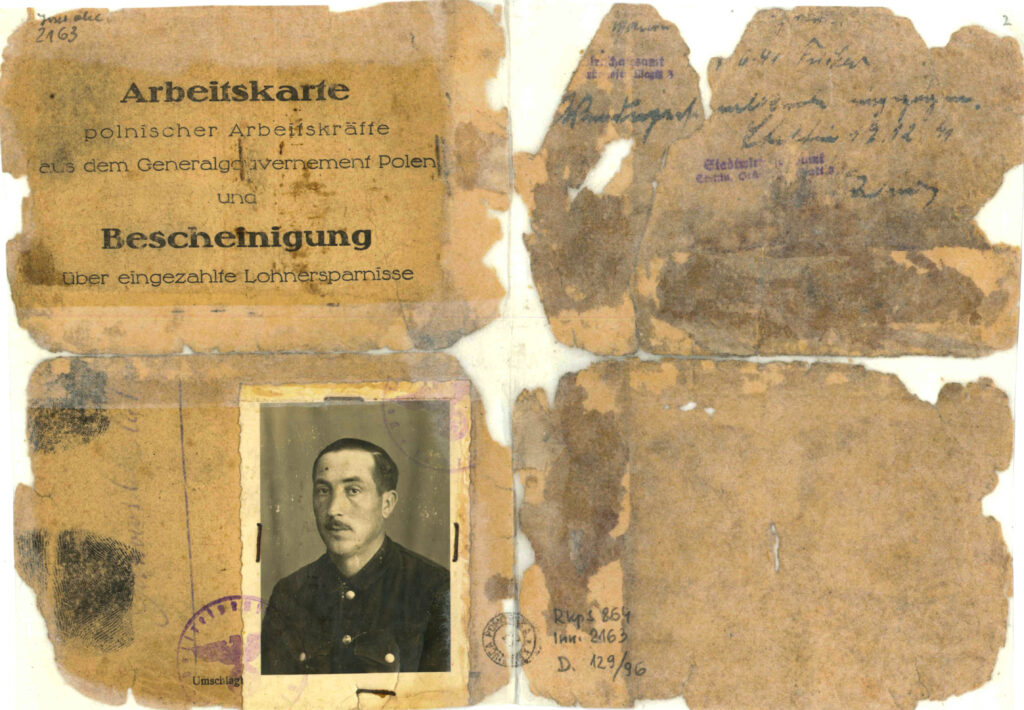 Karta pracy Aleksandra Janowskiego polskiego jeńca obozu Stalag II C z Greifswaldu/Gryfii, skierowanego do pracy do Szczecina. Widać wpisy niemieckich urzędów od 1941 do 1943 r. (zdjęcie ze zbiorów Książnicy Pomorskiej w Szczecinie).