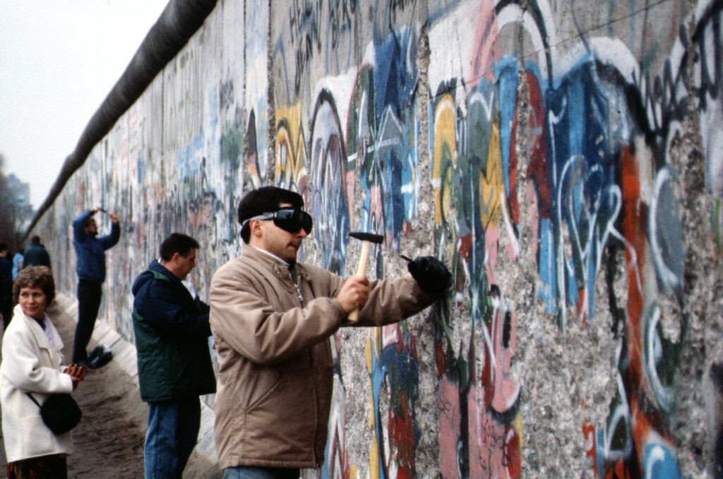 Zburzenie muru berlińskiego, Berlin, listopad 1989 r., fot.: Raphaël Thiémard, źródło: https://www.flickr.com/photos/vivaopictures/3404656762/in/photostream/lightbox/, CC BY-SA 2.0