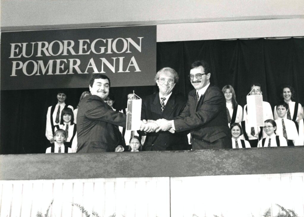 3 15.12.1995: Utworzenie Euroregionu Pomerania, Zamek Książąt Pomorskich, Bartłomiej Sochański (prezydent miasta Szczecin), Rainer Haedrich (prezydent Kommunalgemeinschaft Pomerania e.V.), Zbigniew Zychowicz (Komunalny Związek Celowy Gmin Pomorza Zachodniego Pomerania), Fot. Archiwum Kommunalgemeinschaft Pomerania, CC BY-SA 4.0.