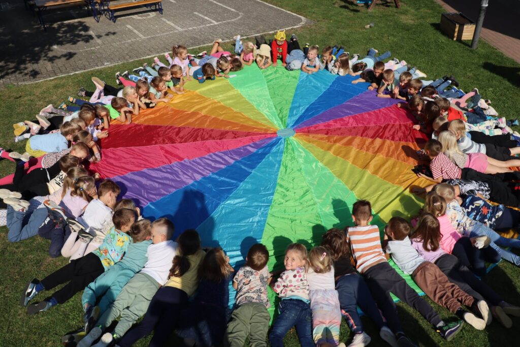 1 Polsko-niemieckie spotkania dzieci "Międzynarodowa podróż do krainy kolorów", Löcknitz 2024, Gmina Löcknitz, Polsko-Niemieckie Przedszkole "Randow-Spatzen" w Löcknitz i Przedszkole Publiczne nr 72 w Szczecinie, Fot. Kita Randow Spatzen, CC BY-SA 4.0.