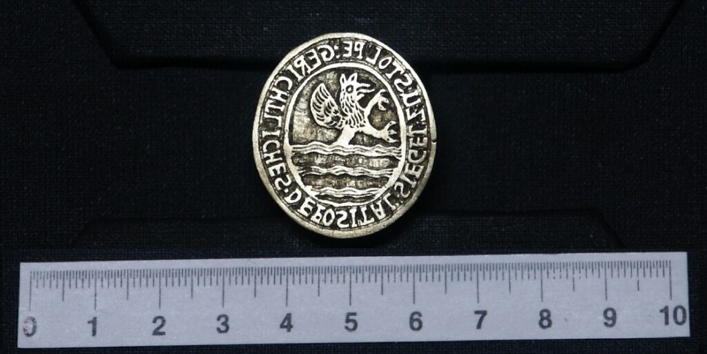 Pieczęć Sądowej Kasy Depozytowej w Słupsku z lat 1685–1809: GERICHTLICHES⋅ DEPOSITAL⋅ SIEGEL⋅ ZU STOLPE: – napis w otoku w podwójnej obwódce, antykwa, j. niemiecki. Rysunek: trzy fale w poziomie (trzy ramiona rzeki) i wychodzący z nich gryf. Typariusz: mosiężny, wypukłoryty, owalny. Wymiary: 28,8x32,3 mm. AP Szczecin, ZS, sygn. tł. 588.