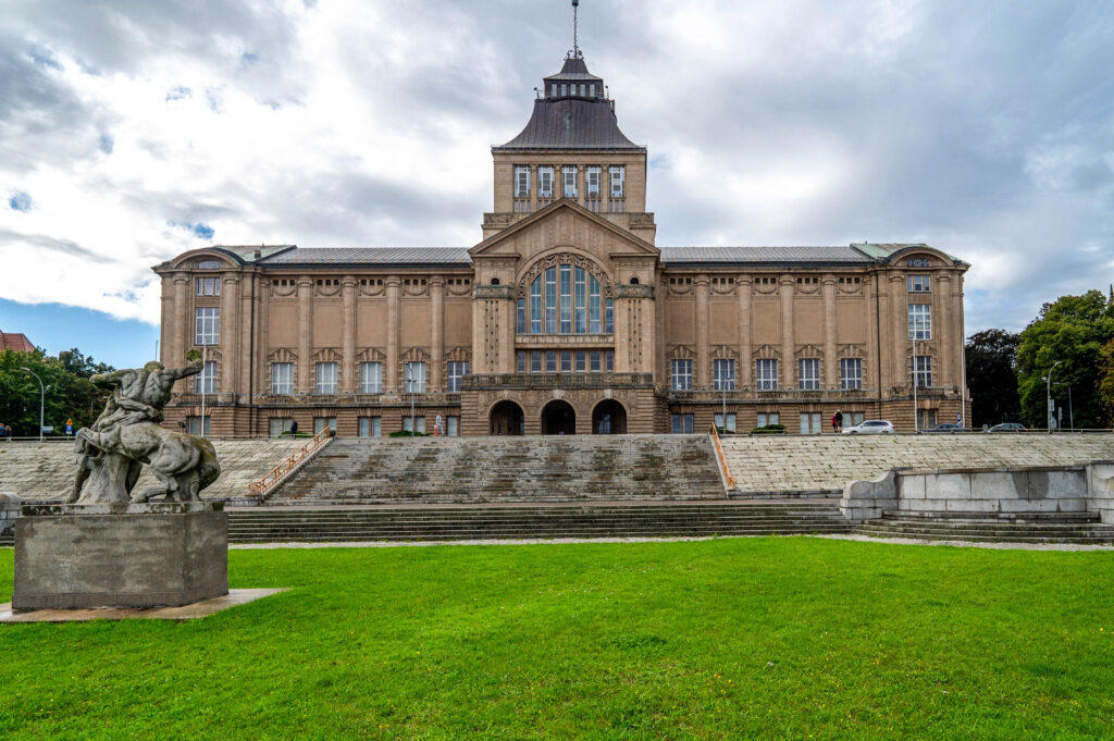 Gmach Muzeum Narodowego, 2025, fot. Kapitel, źródło: https://commons.wikimedia.org/wiki/File:Szczecin_Waly_Chrobrego_2025_(15).jpg, CC BY-SA 4.0.