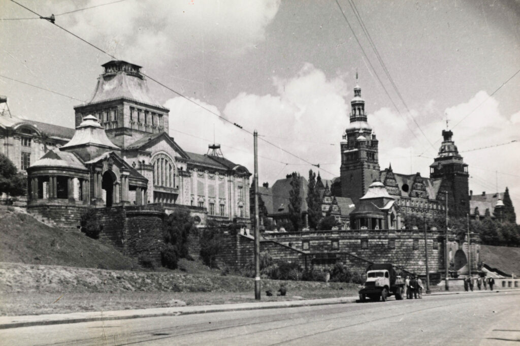 Wały Chrobrego 1949, fot. Jan Bułhak, Janusz Bułhak, DP, źródło: https://polona.pl/item-view/cb55c231-5190-4a52-b386-fb7f7c6e6920?page=0