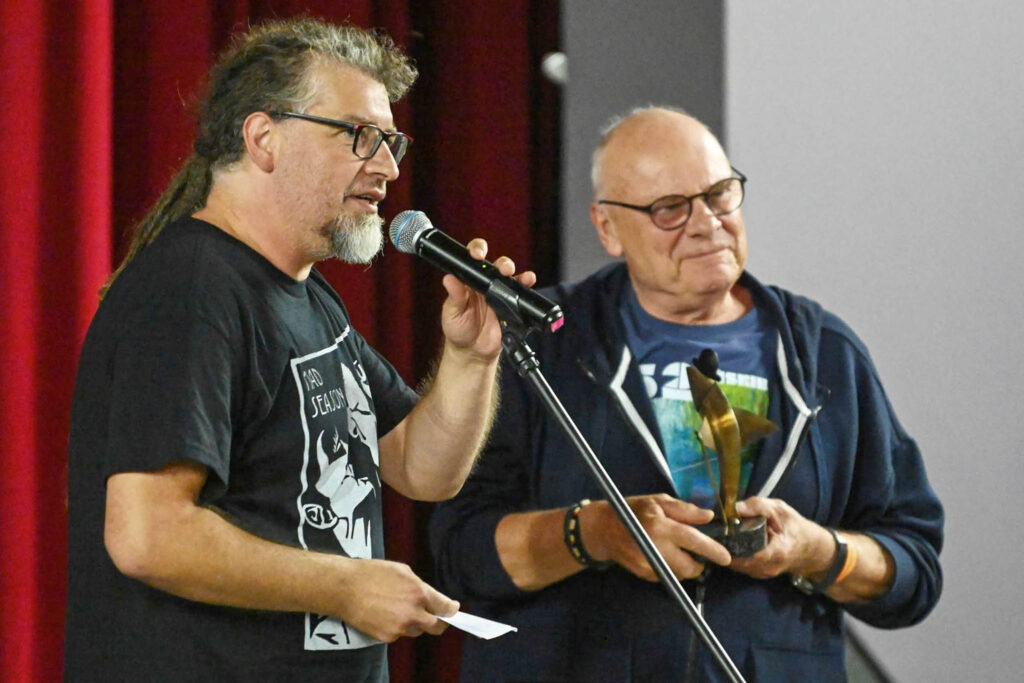 Przemek Lewandowski, dyrektor artystyczny ILF oraz reżyser Maciej Drygas ze Złotą Rybką za najlepszy film polski, 2025 (fot. Igor Skawiński, ze zbiorów archiwum SILF)