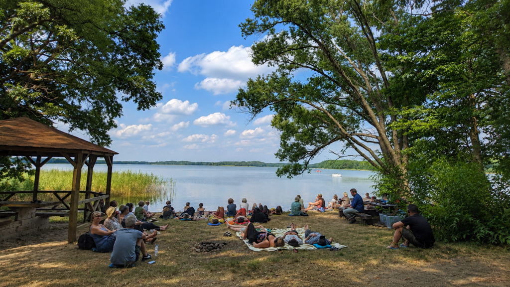 Festiwalowicze nad ińskim jeziorem (ze zbiorów archiwum SILF)
